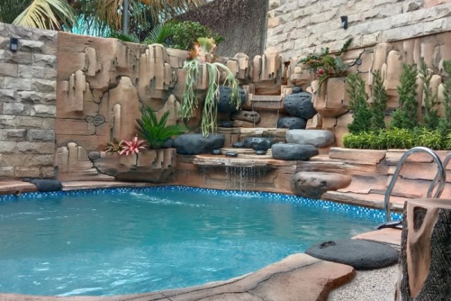 Kolam Renang dengan Air Terjun: Menambah Keindahan dan Ketenangan