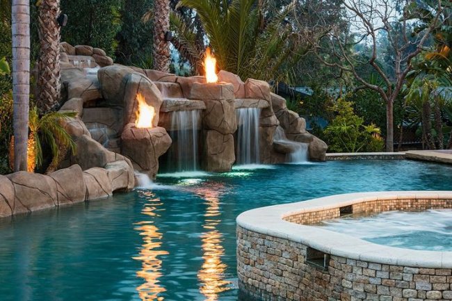 Perbandingan Kolam Renang Beton vs Fiberglass: Mana yang Lebih Baik?