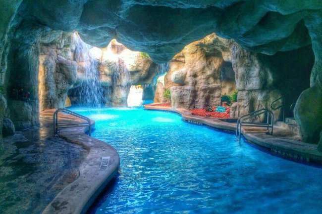 Kolam Renang Resort: Kemewahan di Tepi Pantai