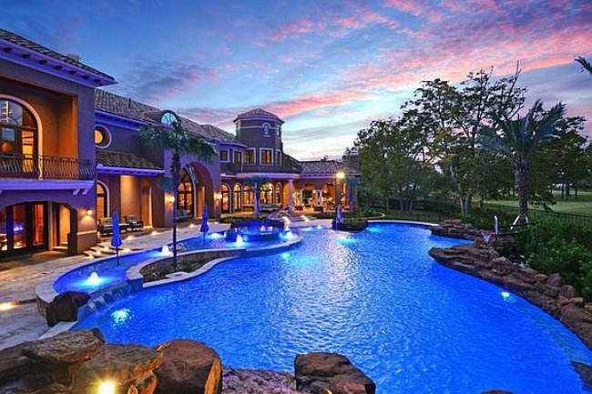 Kolam Renang Modern dengan Fitur Smart Technology