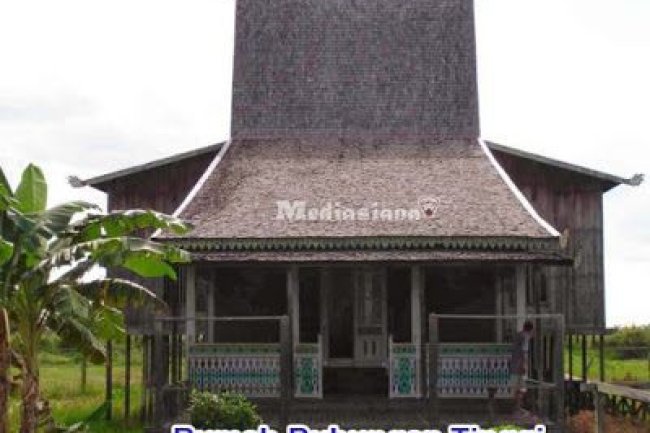 Desain Klasik dan Ketenangan: Keunikan Rumah Bubungan Tinggi