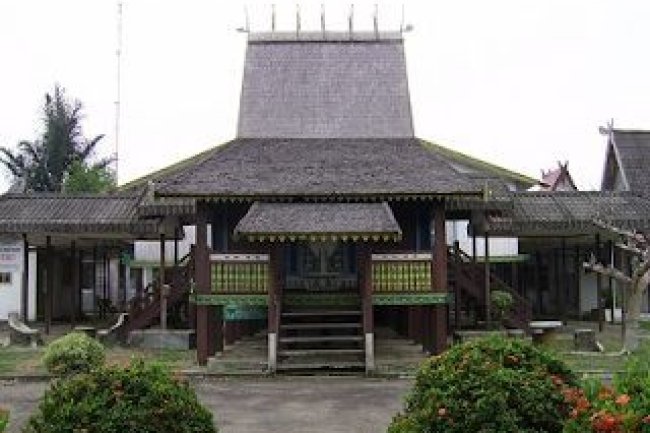 Rumah Bubungan Tinggi: Simbol Keindahan Arsitektur Tradisional Sunda