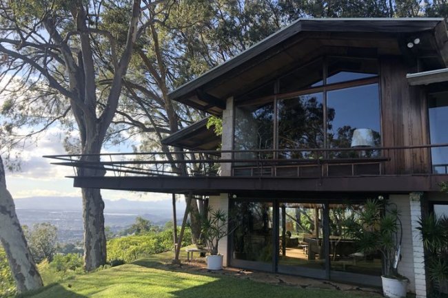 Keindahan Rumah Kaca dengan Pemandangan Alam