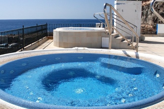 Kolam Renang dengan Jacuzzi Terpadu: Relaksasi Maksimal di Rumah Anda