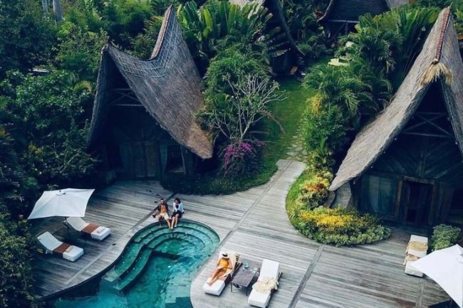 Kolam Renang Gaya Bali: Menyulap Halaman Anda Menjadi Surga Tropis