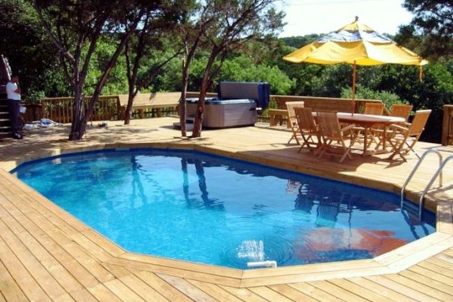 Kolam Renang dengan Dek Kayu: Keindahan dan Kelebihannya