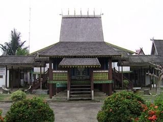 Rumah Bubungan Tinggi: Simbol Keindahan Arsitektur Tradisional Sunda