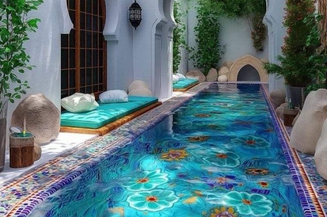 Kolam Renang dengan Desain Mozaik Artistik