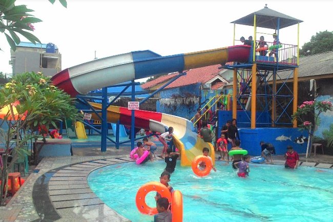 Kolam Renang dengan Perosotan: Kesenangan untuk Keluarga