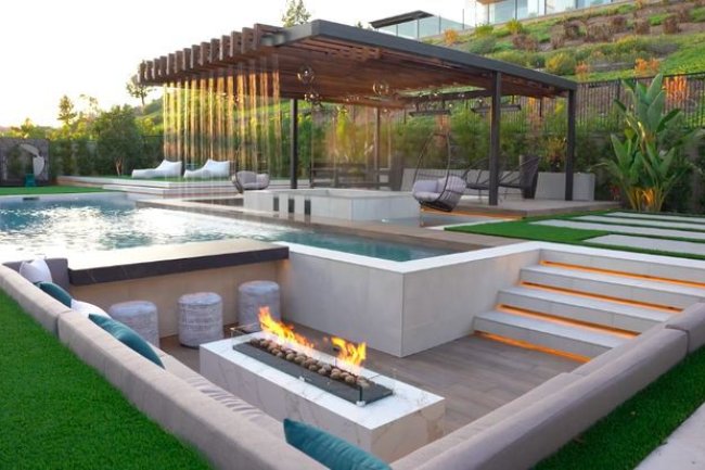 Kolam Renang dengan Perapian Luar Ruang: Kombinasi Unik dan Hangat