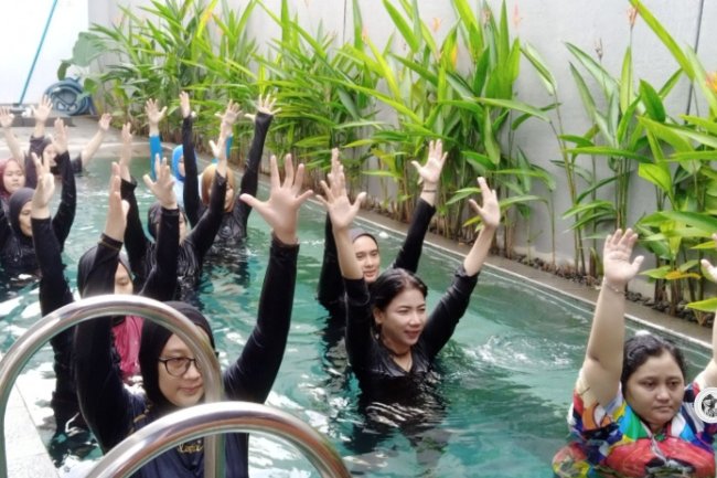 Kolam Renang dengan Fitur Yoga di Air