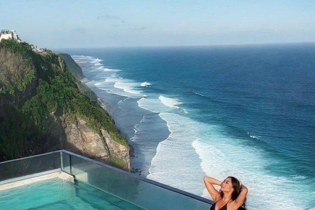 Menambah Sentuhan Mewah dengan Kolam Renang Berlapis Kaca