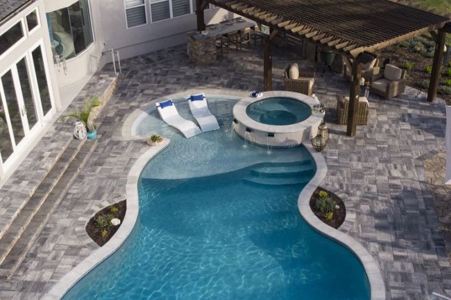 Desain Kolam Renang Berbentuk Unik