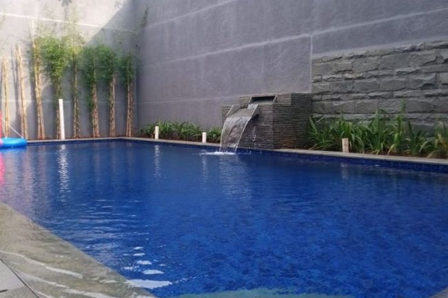 Desain Kolam Renang dengan Tangga Transparan