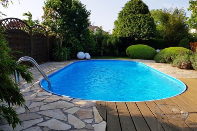 Kolam Renang Oval: Gaya Unik untuk Halaman Belakang