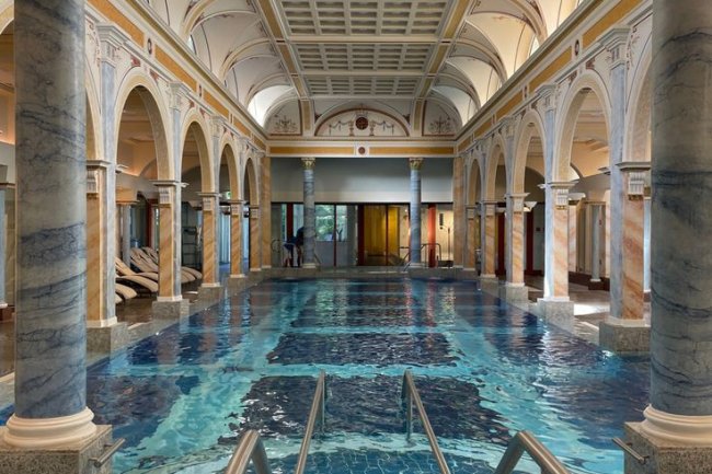 Desain Kolam Renang Mewah untuk Hunian Eksklusif