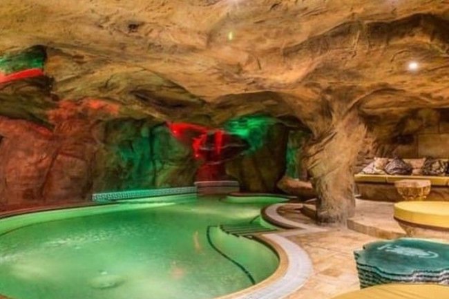 Desain Kolam Renang dengan Gua Tiruan