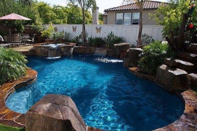 Kolam Renang Berbentuk Bebas: Fleksibilitas dan Keindahan