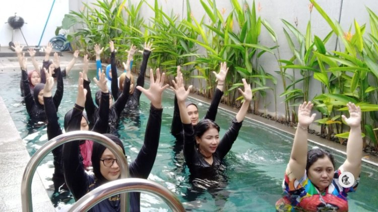 Kolam Renang dengan Fitur Yoga di Air