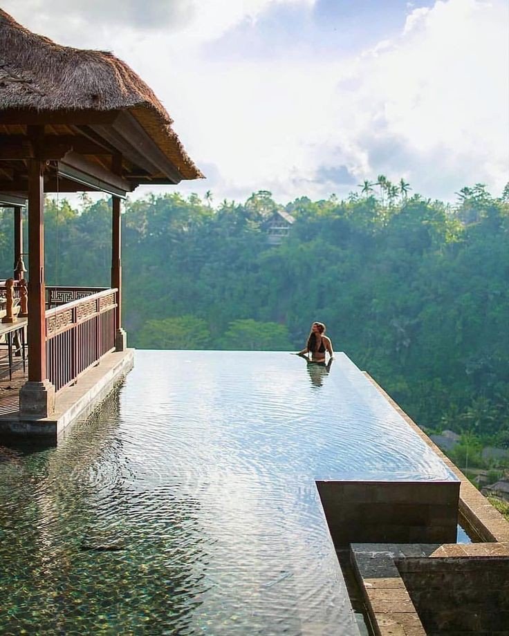 Kolam Renang Tepi Tebing: Desain yang Mengagumkan